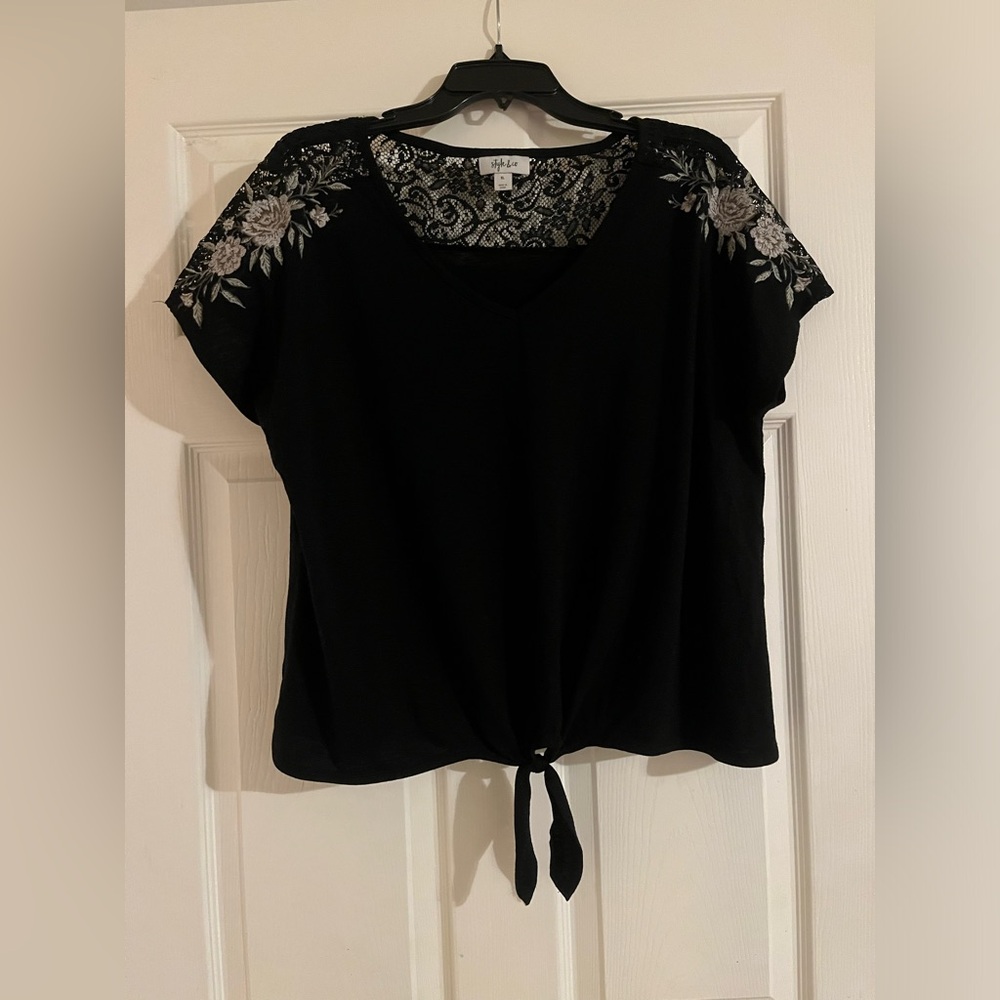 Lace detail floral embroidered crop top tie front